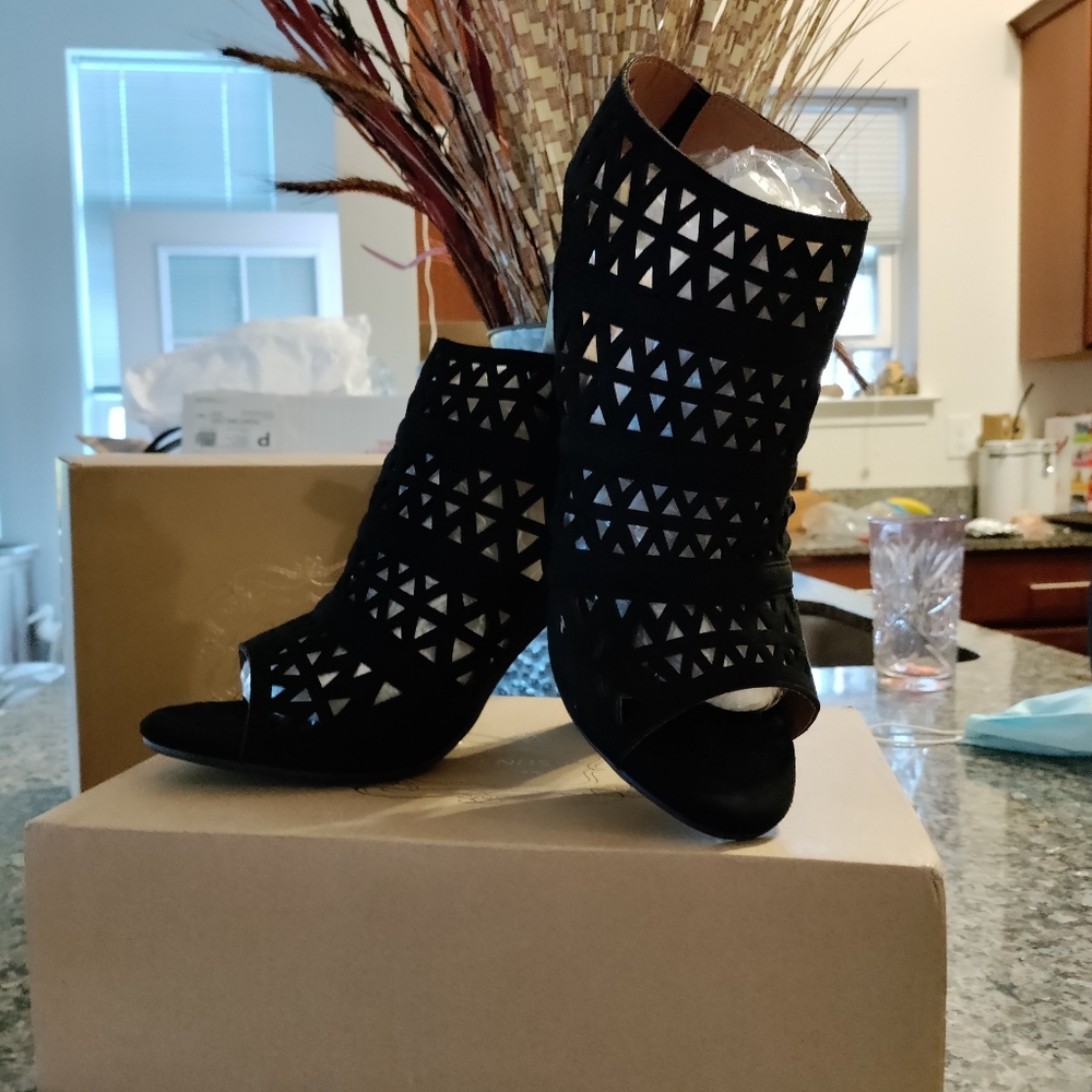 Nwt. Stacked heel open toe laser cutout sandals